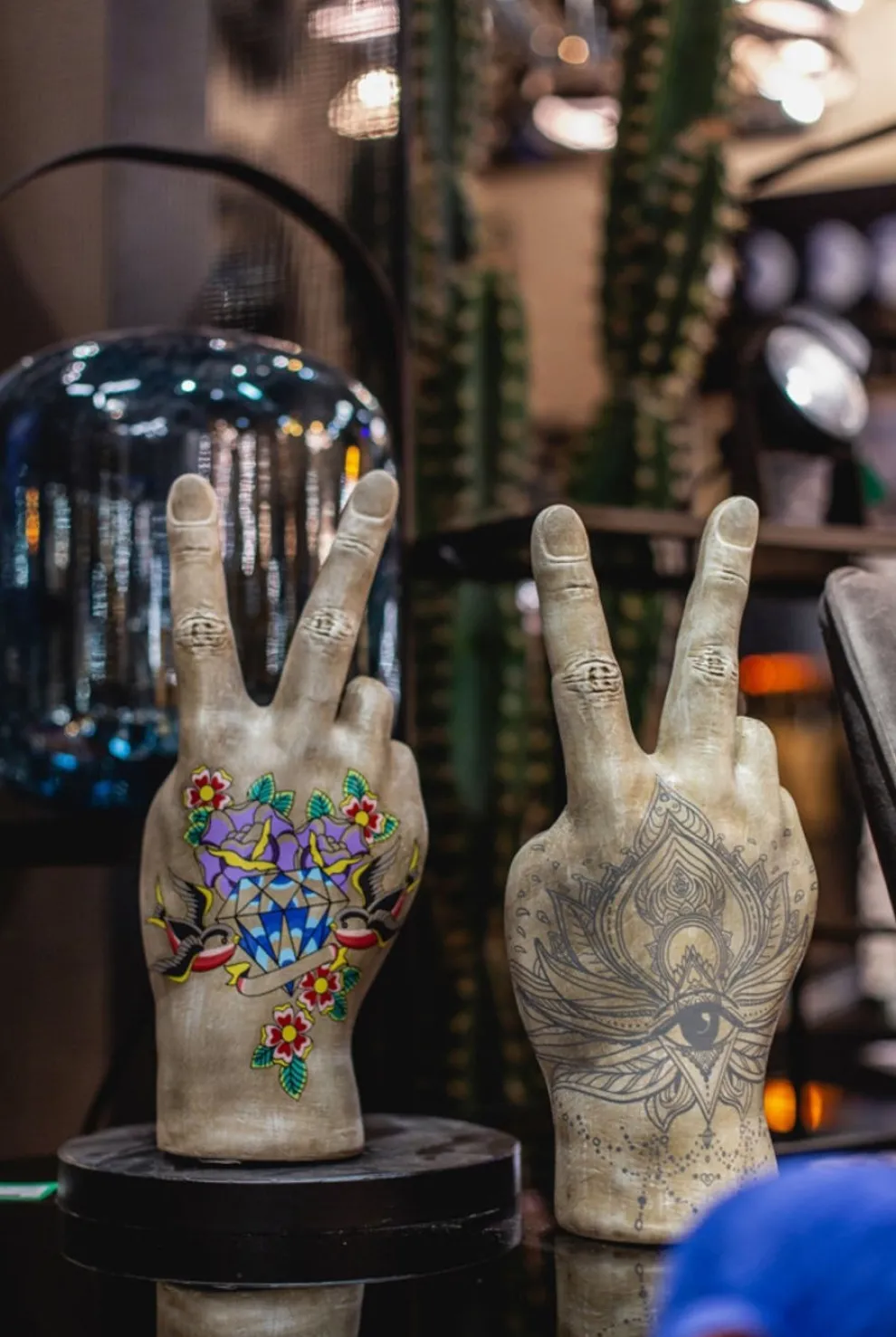 Decofiguur Hand Victory Tattoo Eye 36cm